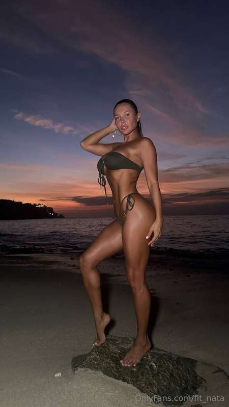 What’s better: sunset or my body?🥵😍