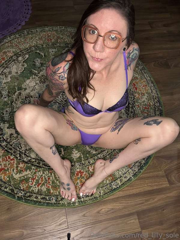 Sexy purple and bare feet 
