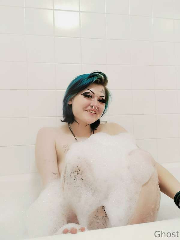 Let's smoke and take a bubble bath 🛁 together. 😏🖤