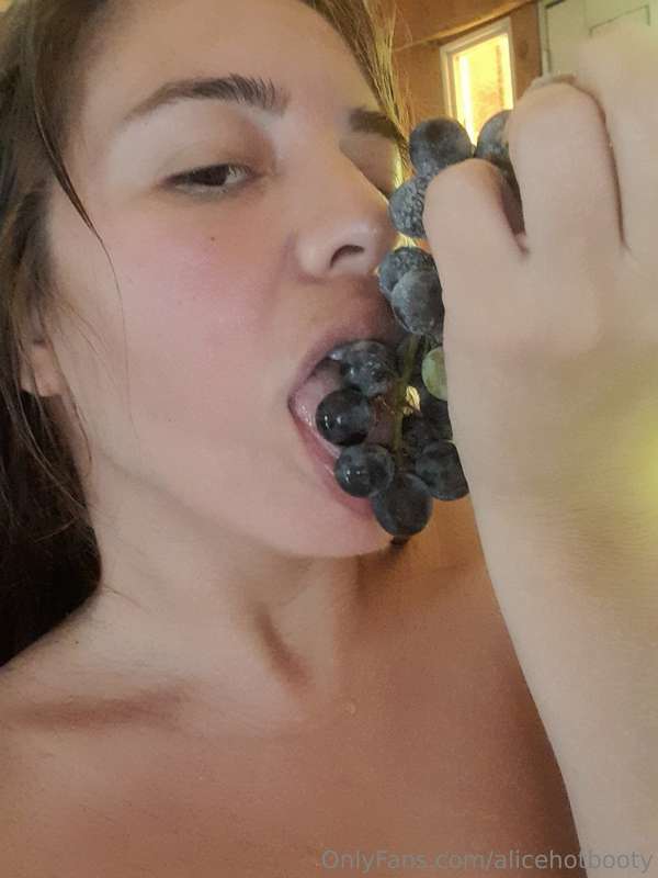 👋🏻Riding on top of your dick eating these grapes🍑🍆💦, mmm wha..