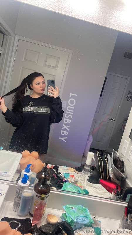 dont mind my dirty mirror 😔