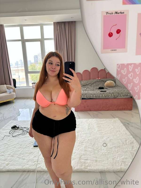 whats curvier me or the mirror? 😌