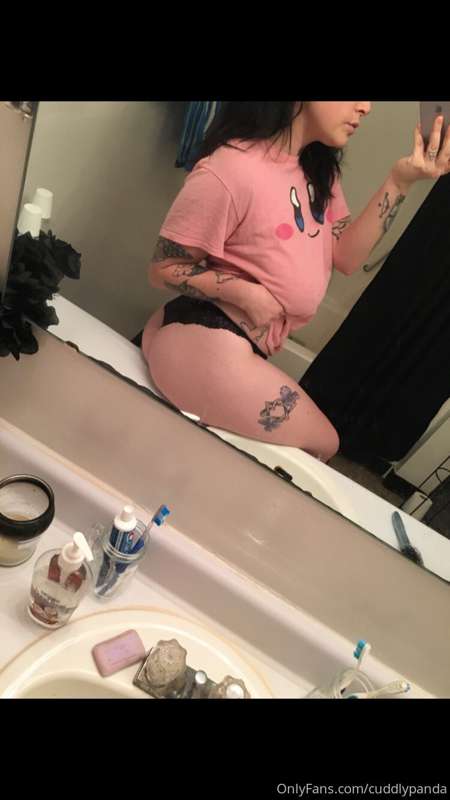 Check out these booty pics I have floating around my phone 🖤