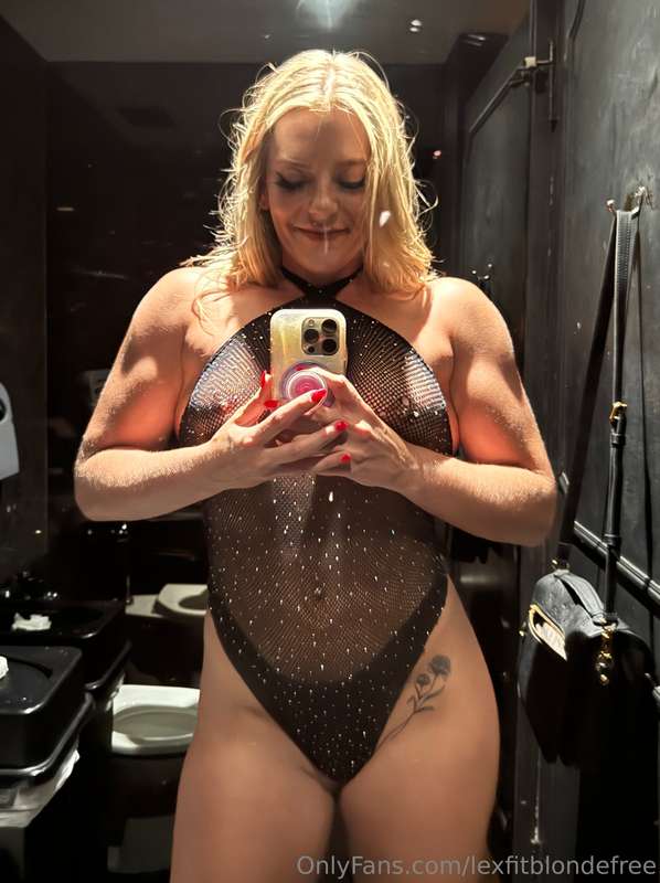 The bathroom lighting at work >>> Do you like girls with mus..