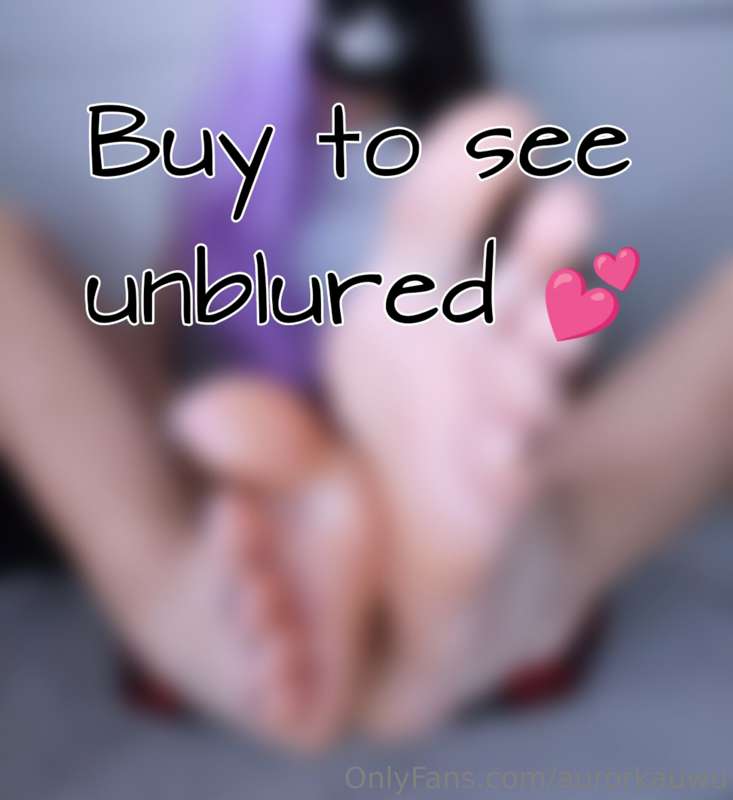 Some cute pics barefoot and with fishnets :3