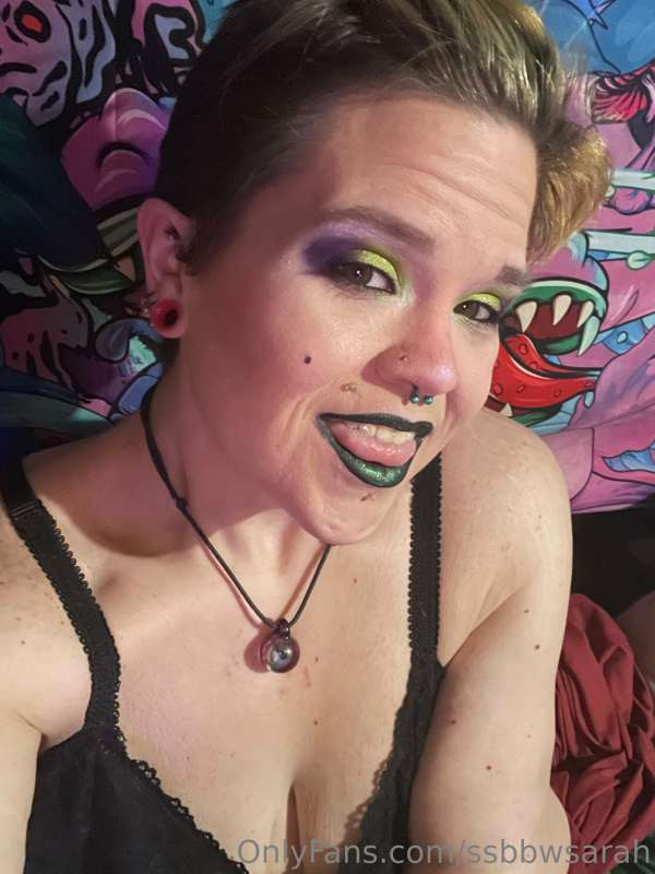 Maybe someone should mess up this pretty makeup? It makes me..