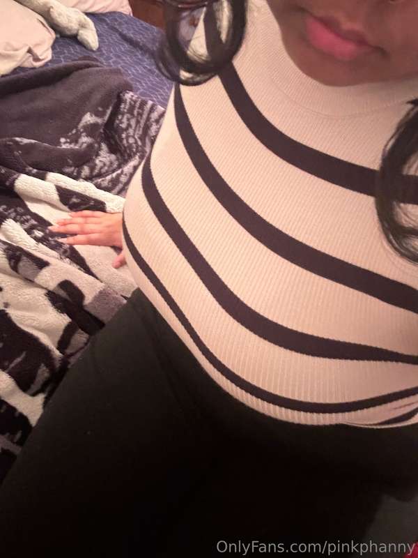 lil tease of my boobas ✊😫 and mooning you 😈