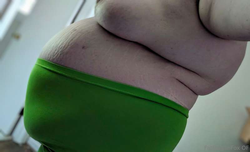 these leggings accentuate my shape (blob) so well 😍  also wo..