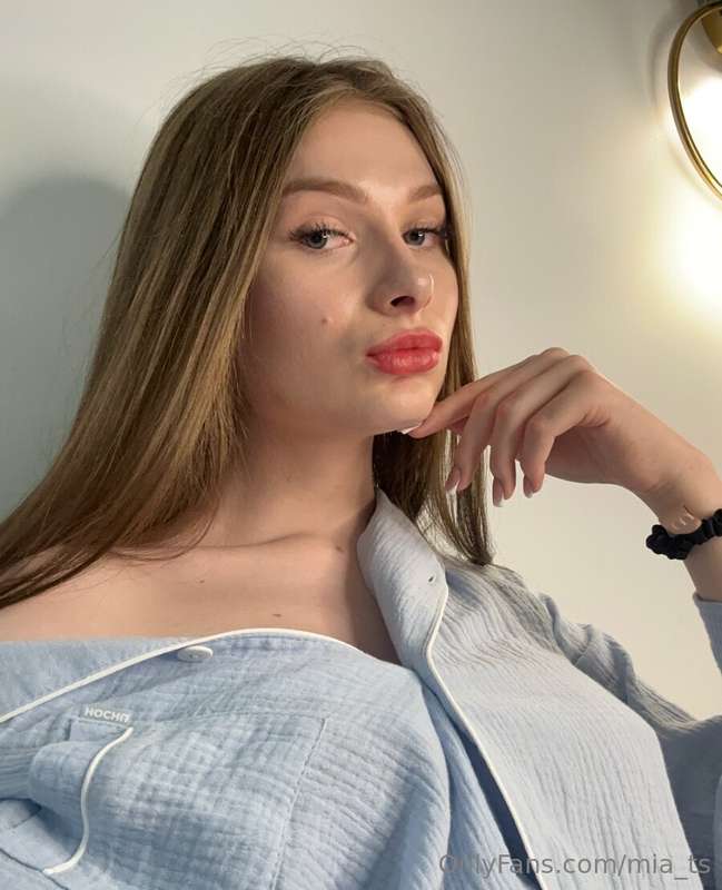 Mood: just being myself.👄 No filters and nothing extra, just..
