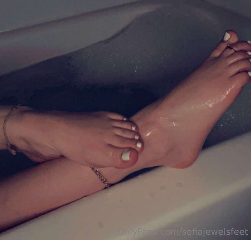 Just me and my soft feet 🥰😌😉