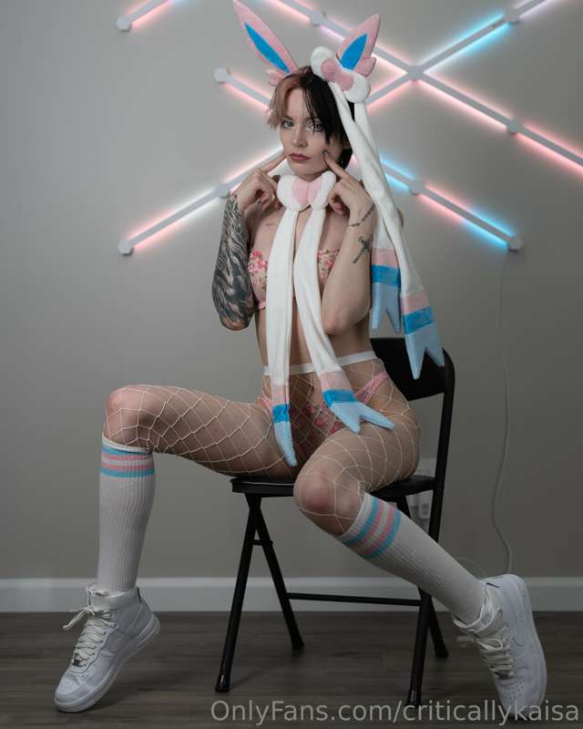 criticallykaisa image #3