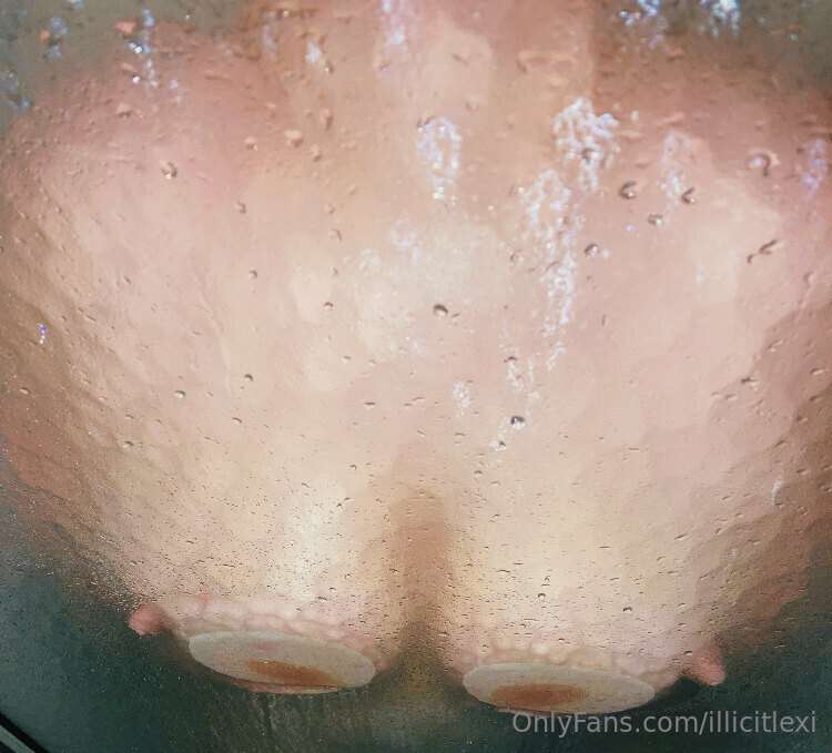 Look at my titties through the steamy glass😮