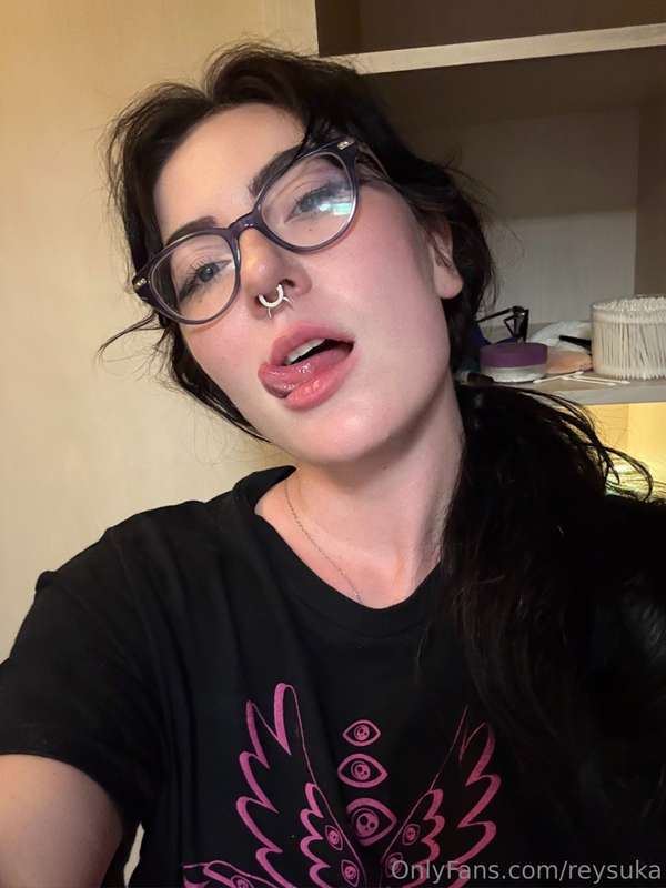 I want your attention in my DMs right now 😋