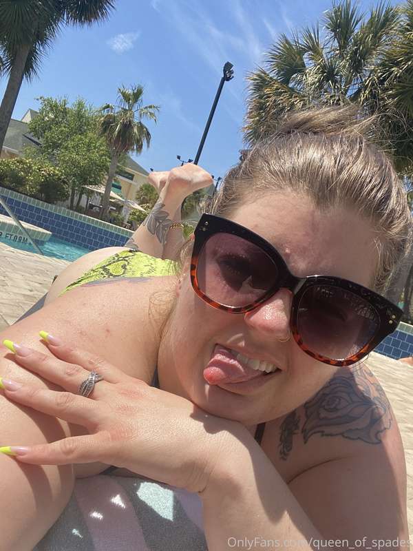 Since it’s Mother’s Day, this sexy MILF took some naughty bi..
