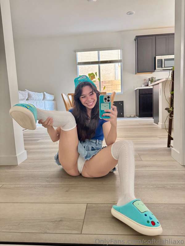  my legs are open wide just for you:)) happy sunday cumday😈