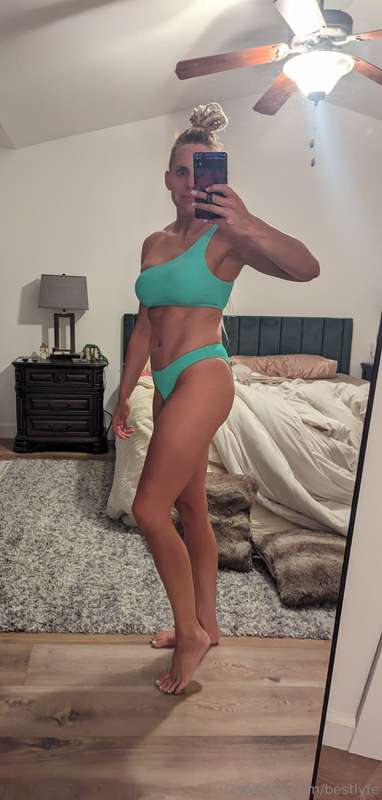 Quick pic of trying on a friend's bikini 😜 don't judge my me..