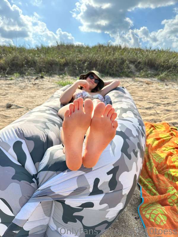 Sunkissed soles and dirty minds only 😏