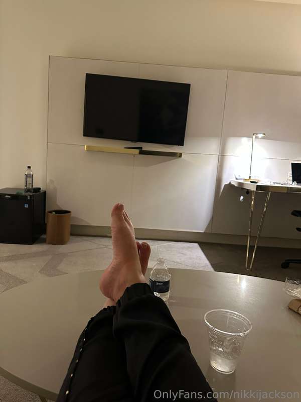 You wanna rub & lick my sexy feet? 🙌🏼😋