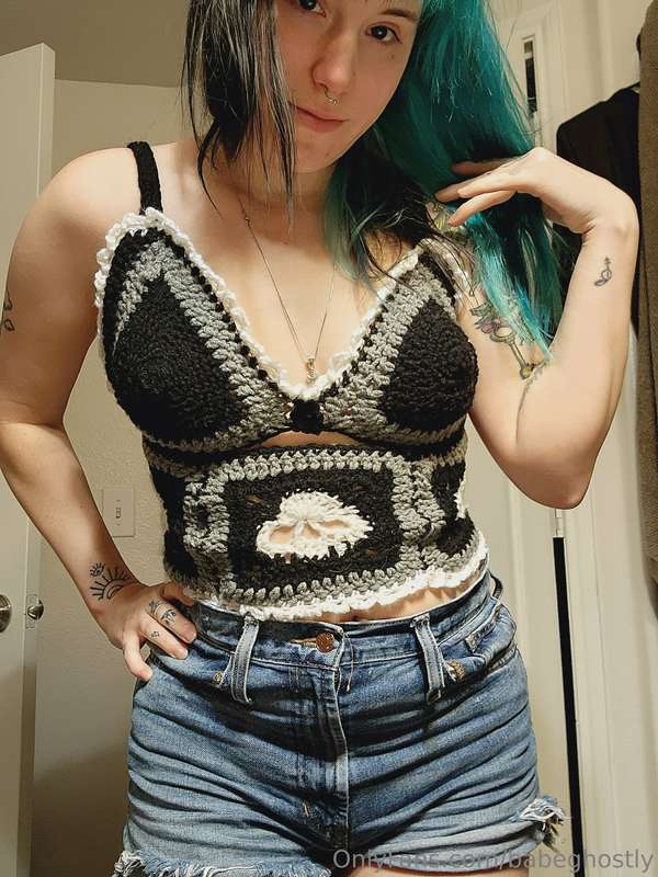 I made a crochet top with spooky skulls for fall. 💀💙