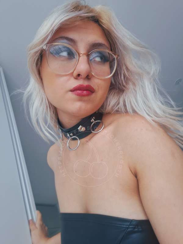 Chokers & strapless dresses were made to be worn together 🖤