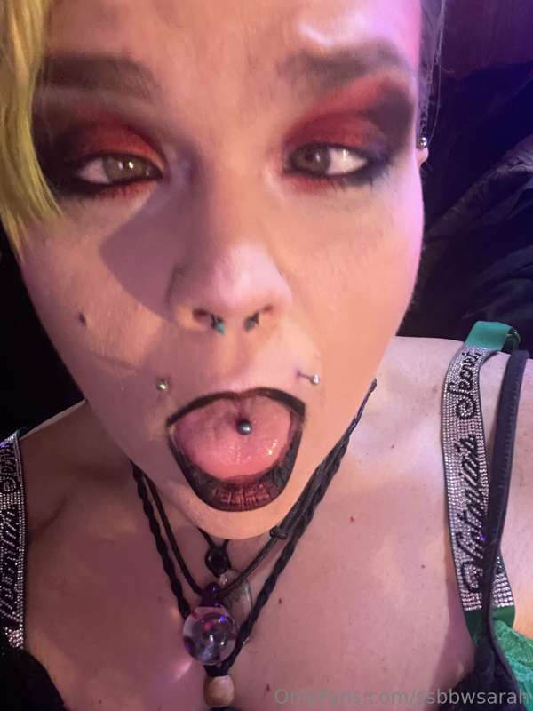 Who wants to cum on my pretty face?