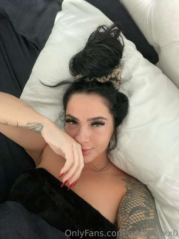No boyfriend means more pics for you! 😉