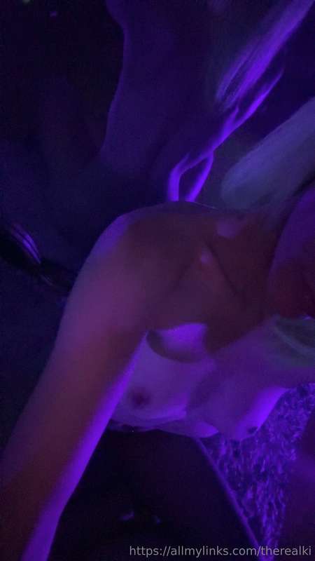 Hi 👀👀 playing with the black lights on snap a little bit! 