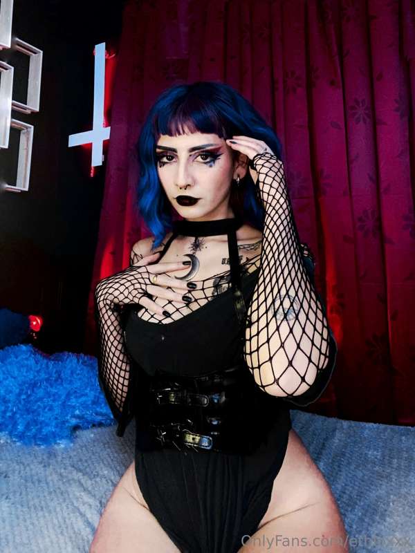 Acá está tu gotica 🖤
