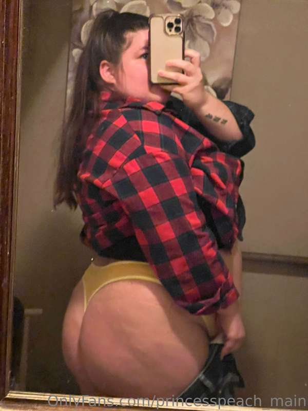 Tried taking butt selfies while tipsy at the bar 😂