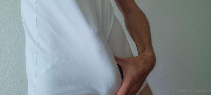 Should I rather wear boxers or pants?  Let the cock free 😅
