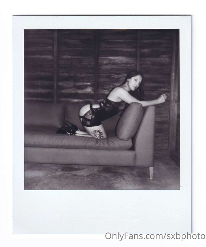 Photo gallery of @skween69.

Black and white Polaroids of @s..