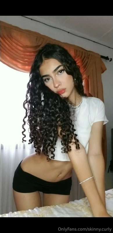 skinny.curly