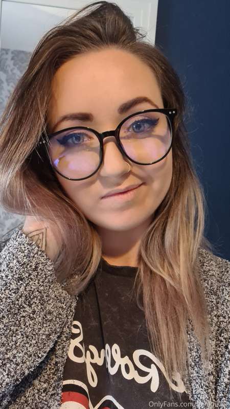 Because glasses are sexy 🤓 happy Thursday you beautiful peop..
