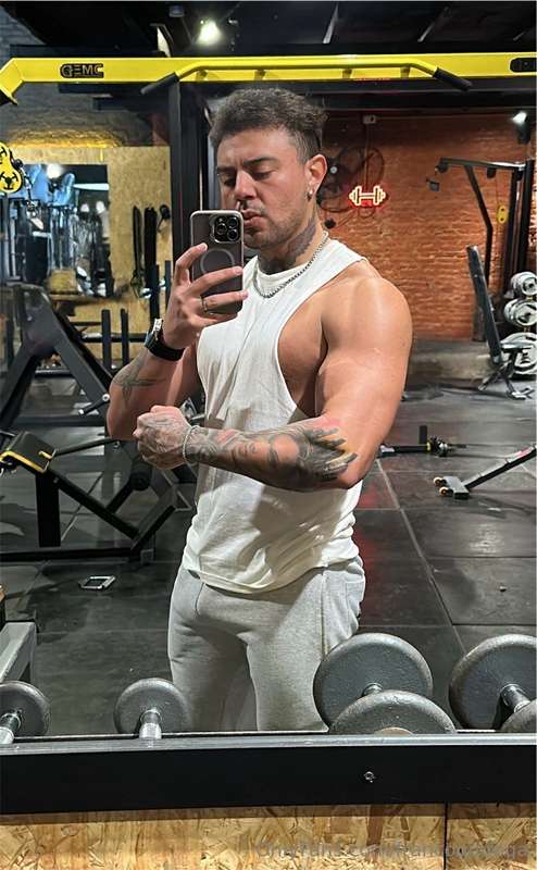 Big arms to grab my bitch by the neck and make her moan 💪🏼🥵