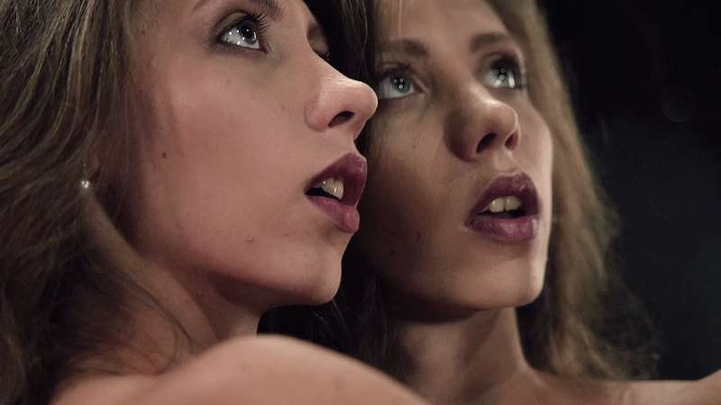 beautiful girl in reflection 😍