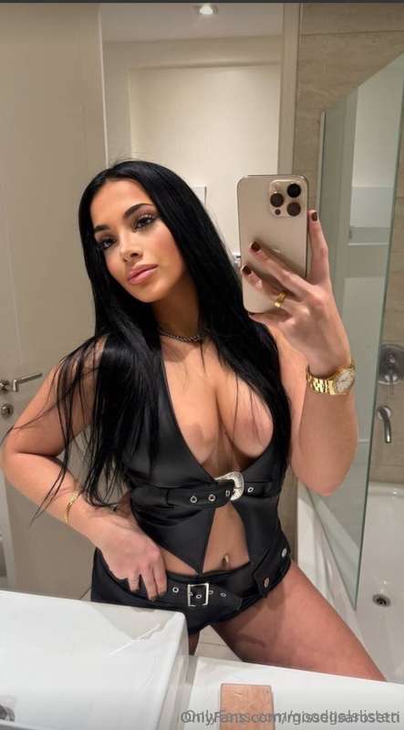 🔥 Step into paradise with her huge curves! 🔥 @misselisaroset..