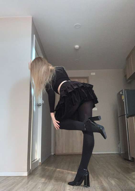 Something fell down, did you see it?? 🥺