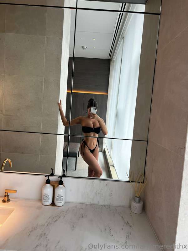 can’t go wrong with black bikinis 🖤