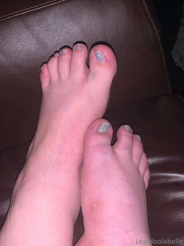Where’s the toe suckers? My cute toesies needs a warm wet mo..