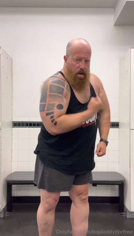 A good arm day pump always makes me leak precum. A hot locke..