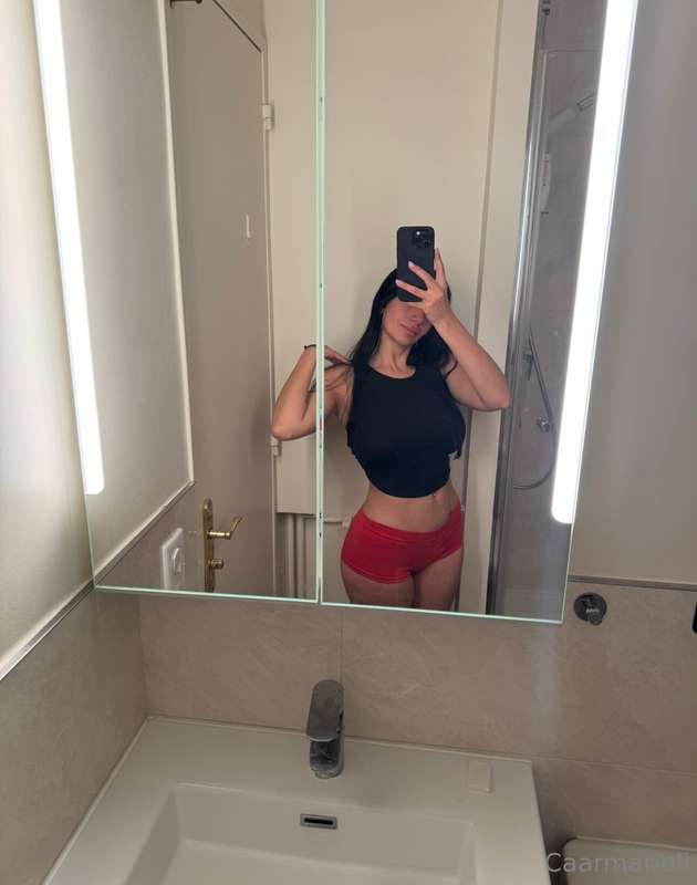 The mirror gives me away, are you looking at me now? 🙈🙈