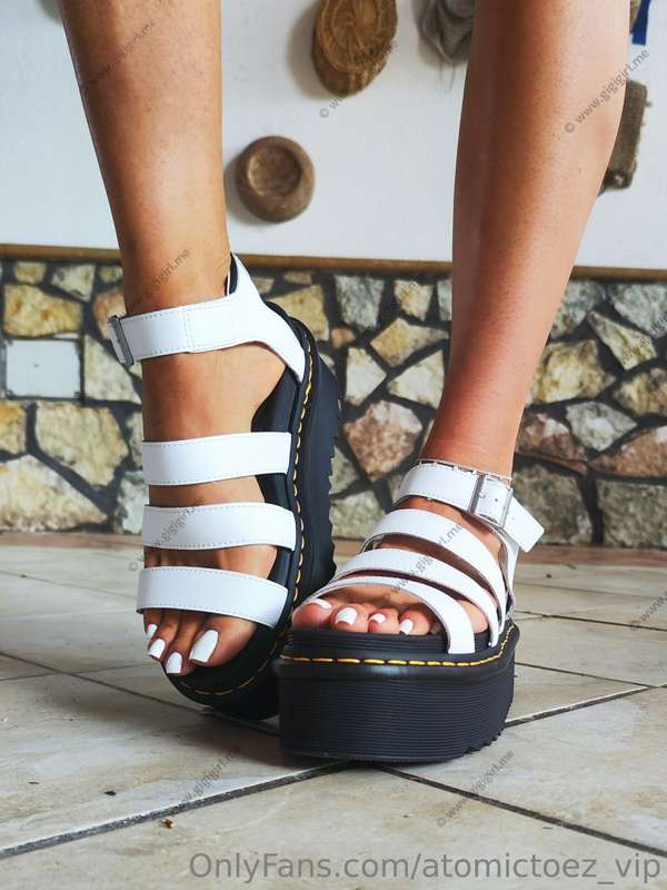 I love my new chunky sandals 😍

SWIPE ➡️ for full set