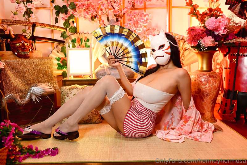 ¡Descubre la sensualidad que hay detrás de cada gesto y cada..