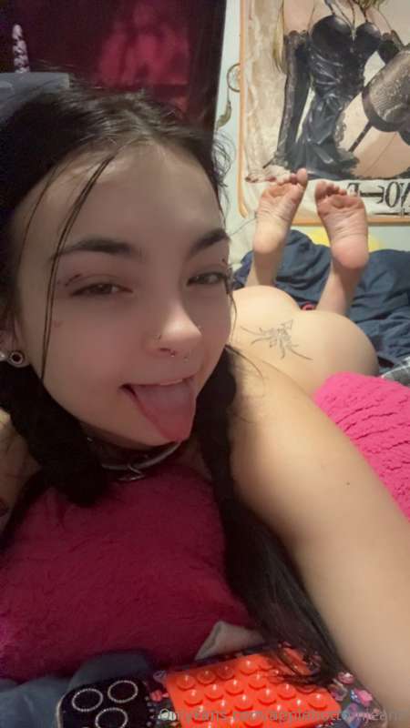 laying down playing coc hbu 😮‍💨