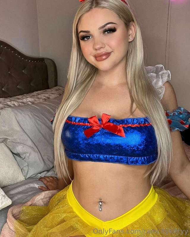 Would you fuck Snow White? 🍎 