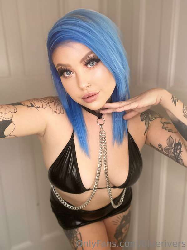 Monday morning latex and chains - what you wearing 😉