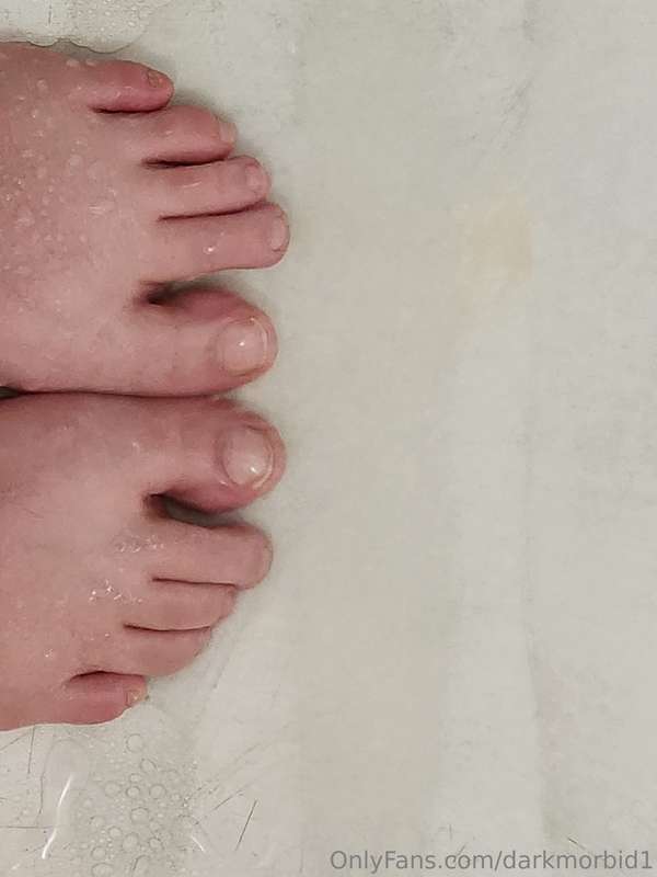 Shower toes 😜. Trying very hard not to get my phone wet 😬