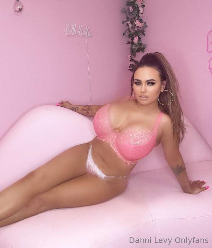 Rise & shine 😘 let’s start your Monday with some soft titty ..