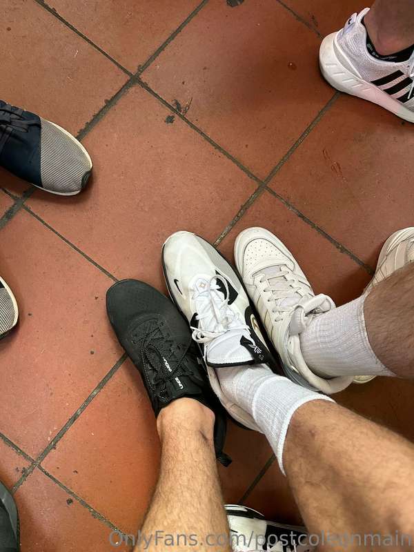 I got to breed this boy with size 15 feet 👣 😛