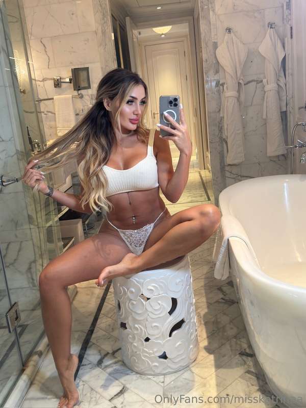 DM me and tell me if you prefer morning or night sex😏